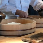 菊鮨 - ◆シャリの仕上げ・・シャリは「赤酢」と「白酢に赤酢を混ぜたもの」2種類用意されます。