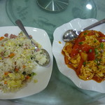 RESTORAN KAR LONG SDN BHD - 右は番茄炒蛋（トマト卵炒め）RM12.0（336円）、左は揚州炒飯RM12.0（336円）