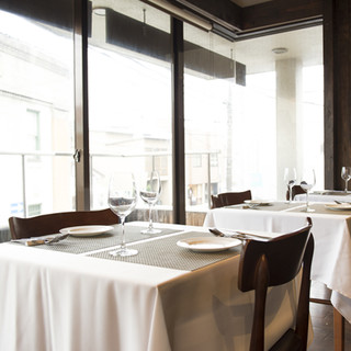 A Beautiful Contrast of Light and Shadow: A Restaurant Like a Hidden Retreat