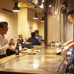 Teppan Hiroshimayaki Tesshin - 鉄板を目の前に料理が間近で見れるカウンター席☆