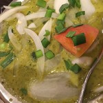 アーンドラ・ダイニング - ひよこ豆ベースにコリアンダー、フレッシュミント、青唐辛子、辛さ・酸味ともしっかり。フレッシュトマトのざく切りがアクセント