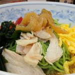 Fukushin - 福しん 中板橋店 冷やし中華 ピリ辛胡麻ダレ 横からの眺め