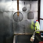 五番 - 店の厨房は古くとも清潔にしています。