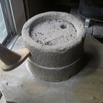 そば切 雨耕庵 - 日々この石臼で牡丹をひくのであろう