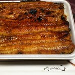 うなぎ 丸富 - うなぎ弁当 2550円(お弁当は容器代50円含む)、大盛り 50円増し、タレ 1ヶ 20円、お弁当にはお新香が付きます