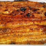 うなぎ 丸富 - うなぎ弁当 2550円(お弁当は容器代50円含む)、大盛り 50円増し、タレ 1ヶ 20円、お弁当にはお新香が付きます