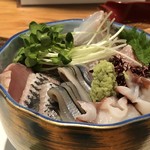 こやしき - ◆海鮮丼・・ご飯は少なめにして頂きました。 「細魚」「丁寧に包丁が入った蛸」「「イサキ」「鰹」「鰯」などが盛られ、思ったより豪華で美味しそう。