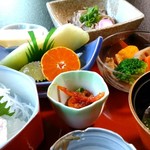 実乃花 - 夜の御膳は、刺身、フルーツ、ケーキつき