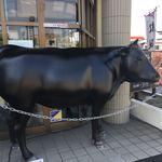 Matsusaka Maruyoshi - 入り口の牛さん