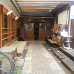 MOKICHI TRATTORIA - 入口へのアプローチ