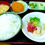十八番 - 三宝(イカ、ホタテ、マグロ)納豆とコロッケ定食。¥800。