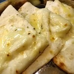 インド・ネパール料理 チャンドラマ - チーズナン