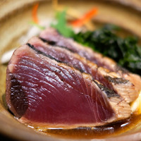 土佐料理 祢保希 赤坂店 - 週替り定食B 1280円 の炭火焼 鰹たたき3貫