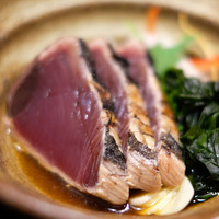 土佐料理 祢保希 赤坂店 - 週替り定食B 1280円 の炭火焼 鰹たたき3貫