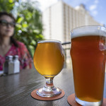 Maui Brewing Company - 左Pinapple Mana6.0ドル、右Rhine Kine8.0ドル。