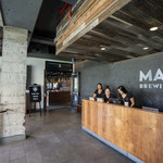 Maui Brewing Company - 階を上がったレセプション。撮らないで！と女性スタッフの一人がカウンターの向こう側にしゃがんで隠れています。