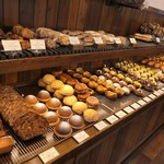 ブーランジェリー スドウ - パン棚全景