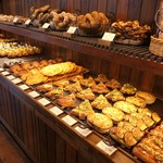 ブーランジェリー スドウ - パン棚全景