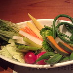 新鮮な野菜が並び、温かいアンチョビソースにディップで食べる！