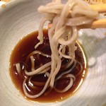吾妻橋 やぶそば - つけ汁に蕎麦を浸す