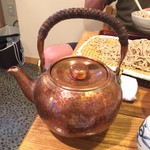 吾妻橋 やぶそば - 銅製の急須にて蕎麦湯を提供