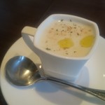 Maruyama MUSHROOM - 選べるソースとトッピングのハンバーグセット 大根を使った冷製スープ