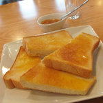 フルーツパーラーゴトー - トースト　300円とあんずのジャム　50円