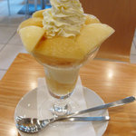 フルーツパーラーゴトー - 山梨産の桃（白鳳）のパフェ　1, 200円