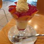 フルーツパーラーゴトー - 山梨産のプラム（貴陽）のパフェ　1, 200円
