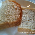 モアザン 地産地消カフェ　ぷくぷく - ダチョウカレーについてきたパン