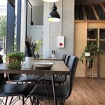 カフェ＆ワイン トロール - おしゃれな店内。奥には小屋の席？