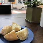 カフェ＆ワイン トロール - ローズマリーを練りこんだパン○
      