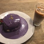 The Y's CAFE - ウベパンケーキ 1,280円 ランチ注文で▲200円とカフェラテ 480円