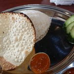 インド・アジア料理店 レカ - ・焦げ焦げパパド、カピカピご飯、キュウリにチャトニ