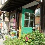 Kyarameru Papa - お店の外観です。 店前は、緑が一杯ですよ。 信州の避暑地のｃａｆｅって感じがしますね。 ドアも、緑色をしています。