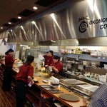 Okonomiyaki Ha Koko Yanen - お店に入ってすぐ右側にオープンキッチンが見えてます。