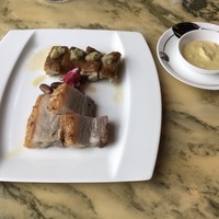 ヘイフンテラス - 脆皮燒腩肉 拼 玫瑰豉油雞 皮付き豚バラ肉のクリスピーローストと地鶏の特製醤油煮