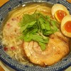 下品なぐらいダシのうまいラーメン屋