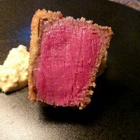 長谷川 稔 - ◎高知赤牛かつ　牛はアメリカンオークにて燻製　インカ目覚め　チーズ