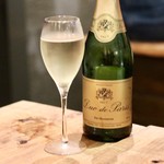 餃子とスパークリング バブルス - デュック・ド・パリ・ブリュット