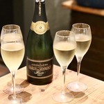 餃子とスパークリング バブルス - シャルル・ド・モンラシー・ブリュット