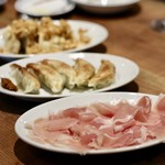 餃子とスパークリング バブルス - パルマ産直送生ハム