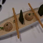 アミューズブーシュ／トマトとバジルのフリット、愛知県産の海苔のチップ、パルミジャーノと黒胡椒のスティック