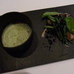 ル・ジュー・ドゥ・ラシエット  - アントレ／アーティーチョークのフランとホウレン草の泡仕立て、アーティーチョークとホウレン草のソテー