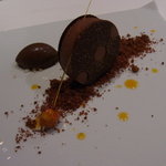 ル・ジュー・ドゥ・ラシエット  - グランデセール／カカオ６６％のチョコとパッションフルーツのムース、チョコレートのアイス、アーモンンドの飴細工