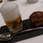 ル・ジュー・ドゥ・ラシエット  - プティフール／オレンジのムースとブラックタピオカのゼリー、ココナッツの泡仕立て、アーモンドのエクレア