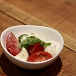 餃子とスパークリング バブルス - ブッラータチーズとトマトのカプレーゼ