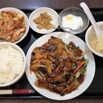 本格中華 龍源餃子 - 日替わり定食（豚肉となすとジャガイモの醤油炒め＋油淋鶏）700→600円