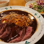ヴィレッジ 432 - 裏メニュー、トロトロオムライスビーフステーキ乗せ