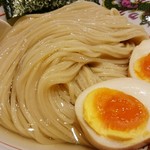 濃厚昆布水の淡麗つけ麺（麺アップ）